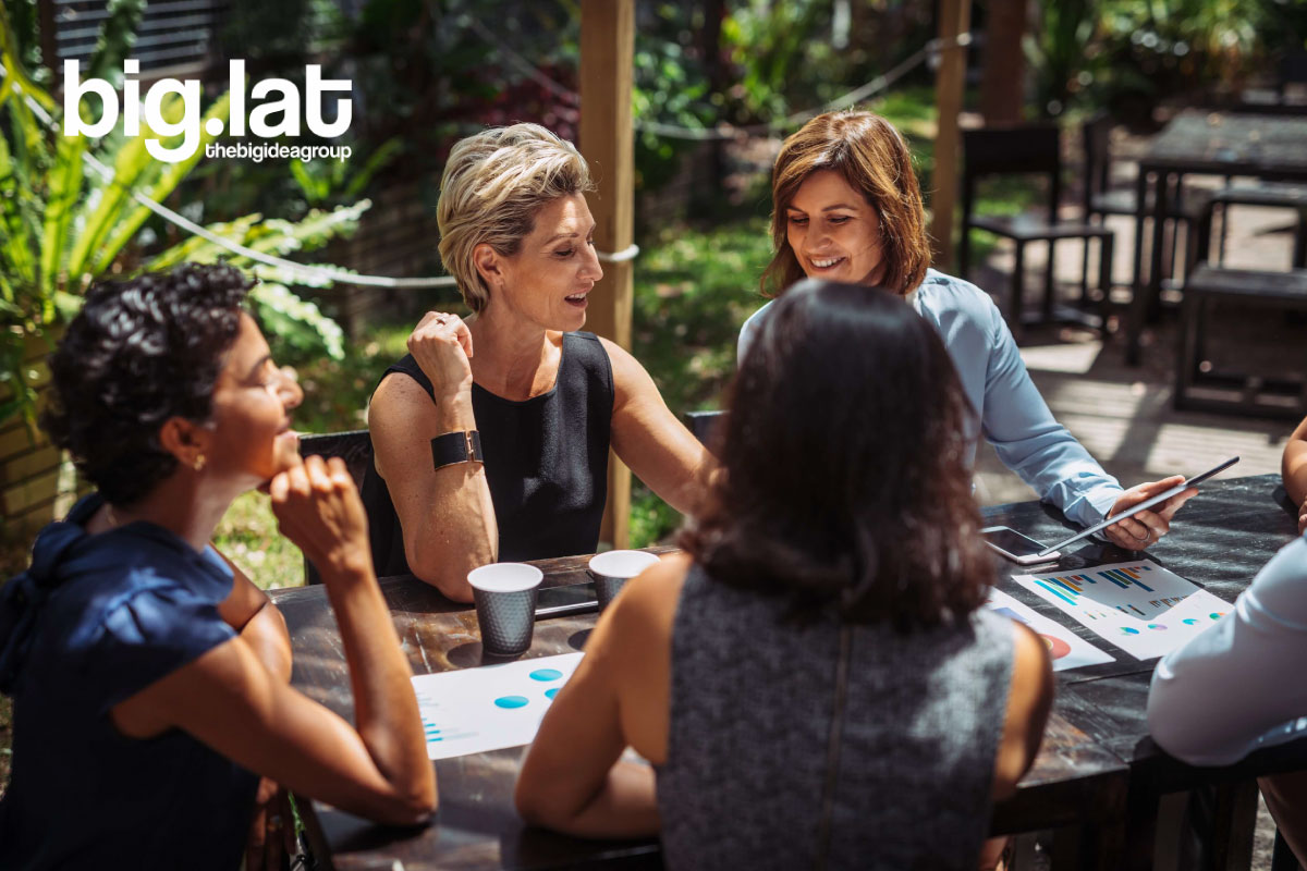 Mujeres empresarias en una junta al aire libre: cómo dirigir o liderar a personas inteligentes