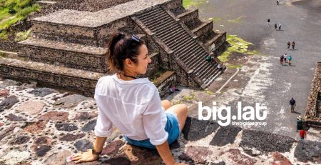 La nueva forma de viajar de los latinoamericanos: viajera latinoamericana en las Pirámides de Teotihuacán, México