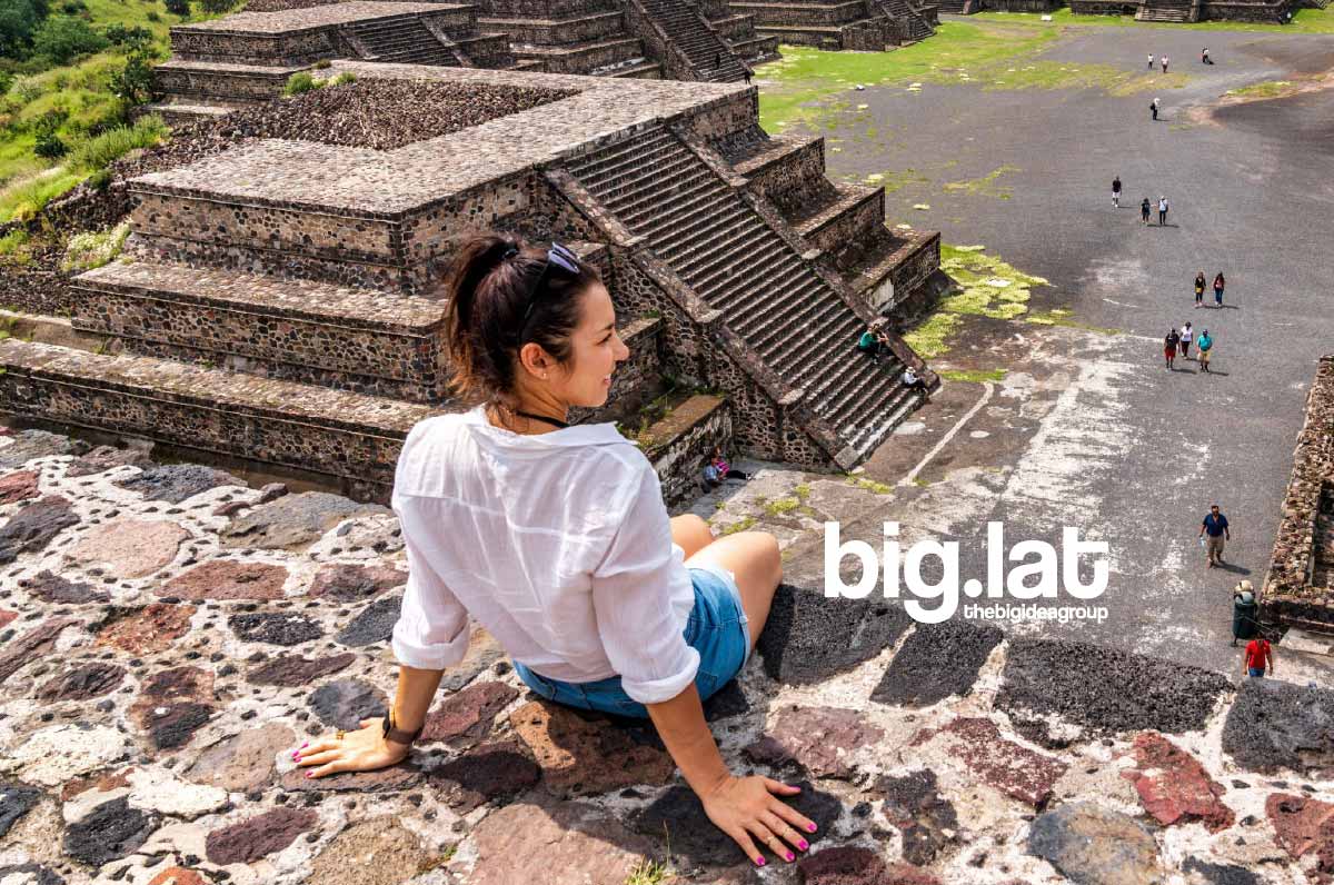 La nueva forma de viajar de los latinoamericanos: viajera latinoamericana en las Pirámides de Teotihuacán, México